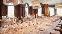 Khăn trải bàn màu hồng pastel dịu nhẹ cho tiệc cưới xuân
