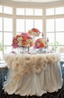 Khăn trải bàn đính hoa trong tiệc cưới Huyền Trang