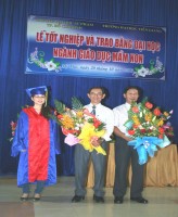Long trọng lễ bế giảng với phông hội trường xanh lá của ĐH Tiền Giang